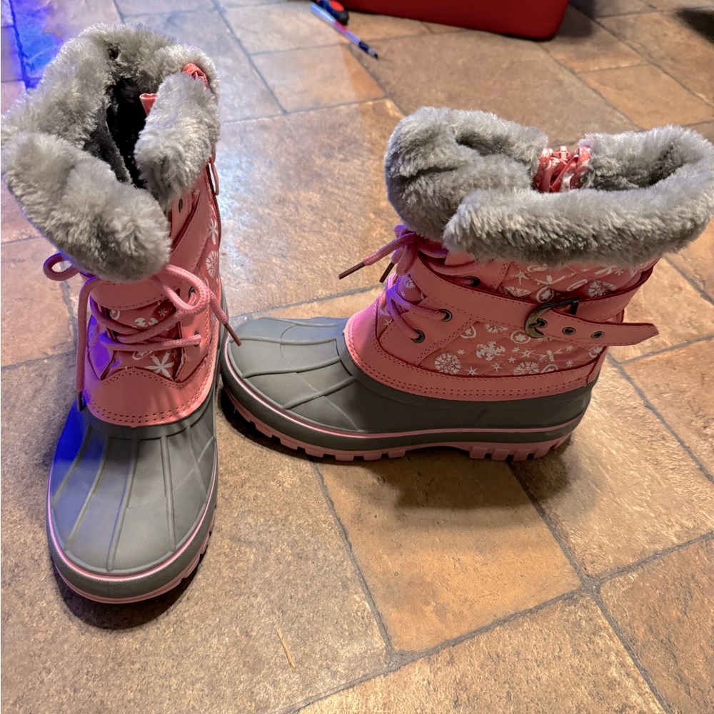 Girls size 4 snow boots only women once and she outgrew them!